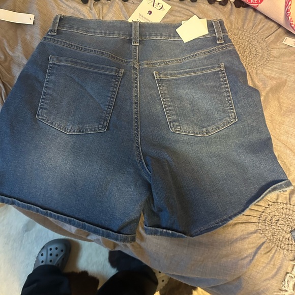 Gloria Vanderbilt embroidered shorts - Picture 2 of 2